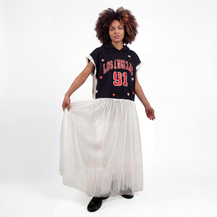 Robe sweat à capuche Los Angeles avec jupe de princesse en tulle upcylcée par Aliona Sama