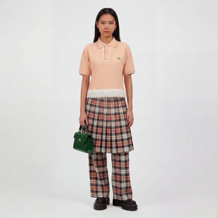 top lacoste pêche upcyclé par Aliona Sama avec dentelle anglaise et sequins