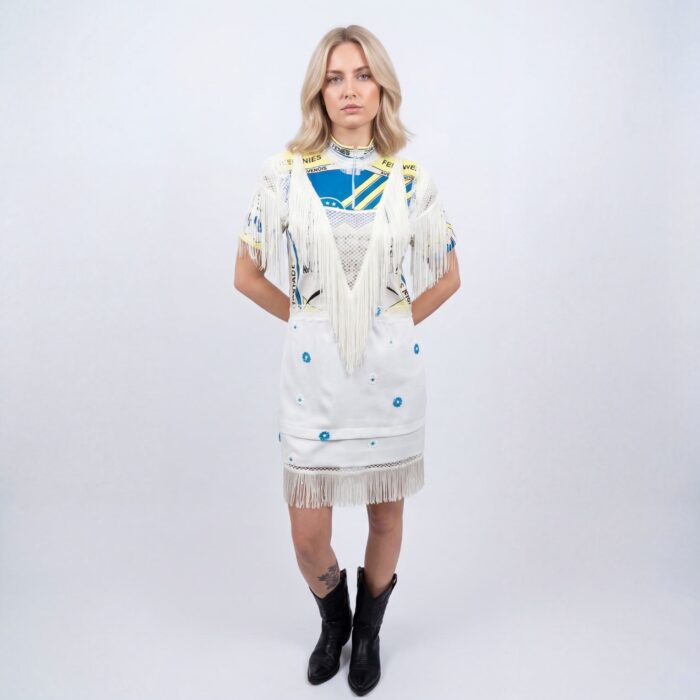 Robe cycliste western blanche et jaune fluo upcyclée par Aliona Sama avec des fleurs turquoises brodées vue de face sur mannequin blonde