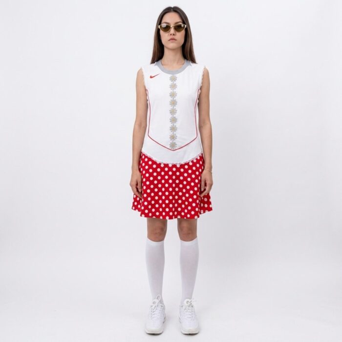 Robe à virgule jupe patineuse rouge avec des pois blancs et dentelles vue de face en plein pied de face